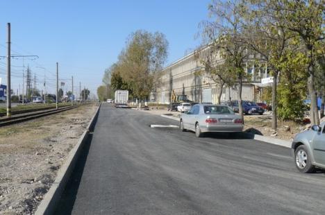 Asfamixt asfaltează strada Gheorghe Doja şi drumul uzinal din zona industrială (FOTO)